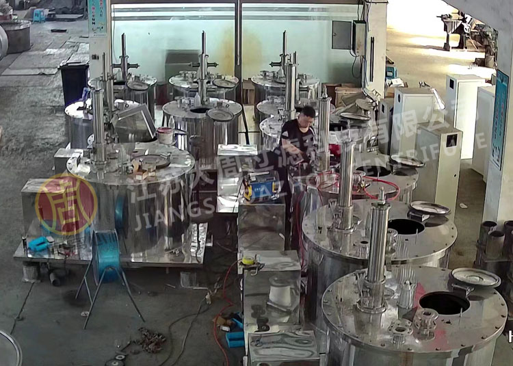 間隔三年張經(jīng)理又來采購大周刮刀全自動離心機